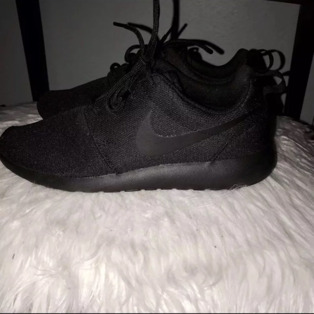 black nike roshe